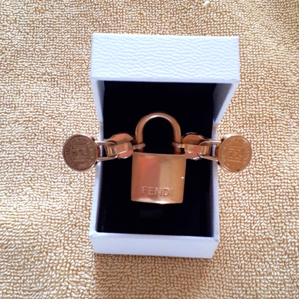 FENDI ZIPPER PULLS WITH FENDI PADLOCK Firm price ‼️‼️‼️
